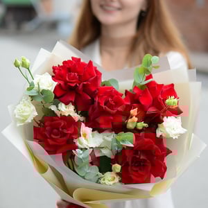 Букет с французской розой и эустомой