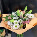 Букет «Капли росы» из хризантем и альстромерий