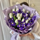 Изысканный букет из тюльпанов и ирисов