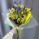 Букет контрастов "Сейшелы" из ирисов и орхидей