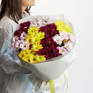 Букет из кустовой яркой хризантемы