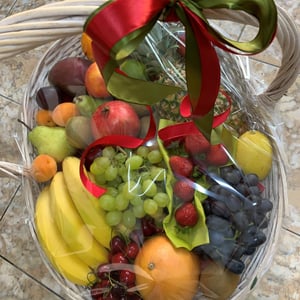 Корзина фруктов и ягод