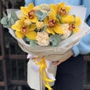 Букет из солнечных орхидей