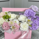 Авторский букет в коробке из эустом и альстромерий