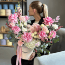 Авторская шляпная коробка Миранда из роз и гвоздик