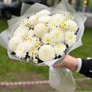 Белоснежный букет с хризантемой