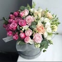 Шляпная коробка с цветами «О тебе» из эустом и гвоздик