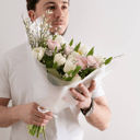 Букет из белых тюльпанов и ранункулюсов