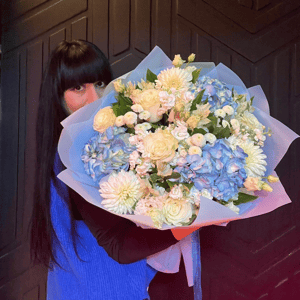 Авторский букет Небесная симфония из роз и эустом