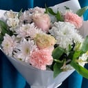 Букет с розами и хризантемой