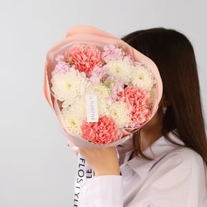 Нежный букетик в розовых тонах из хризантем и экзотических цветов