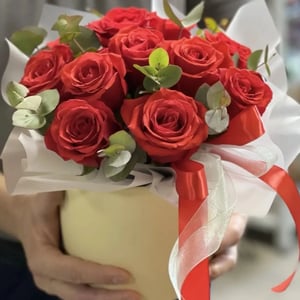 Шляпная коробка с цветами «Нина в коробке» из роз