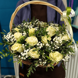 Корзина с цветами «Белые ночи» из роз и гипсофил