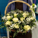 Корзина с цветами «Белые ночи» из роз и гипсофил