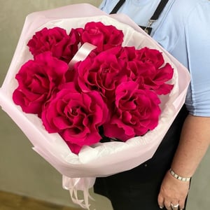 Яркий букет из 7 французских роз