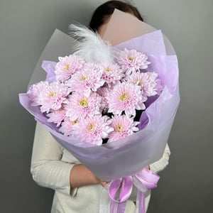 Букет розовых хризантем и перо