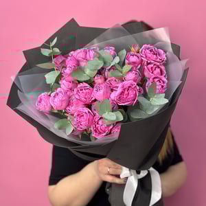 Букет из пионовидных кустовых роз