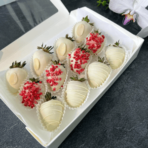 12 ягод клубники в белом шоколаде