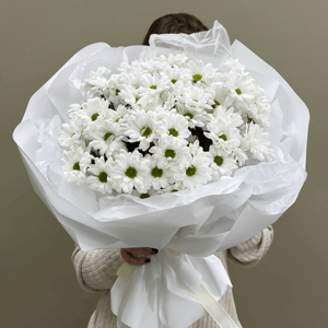 Букет из 11 хризантем в оформлении