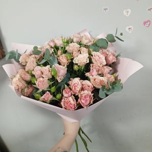 Букет кустовых роз 9 шт с эвкалиптом