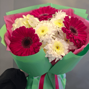 Букет «Яркость чувств» из гербер и хризантем