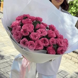 Букет из 31 пионовидной розы