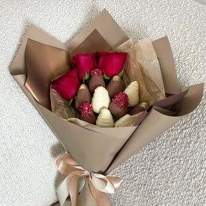 Клубника в шоколаде с цветами Жасмин