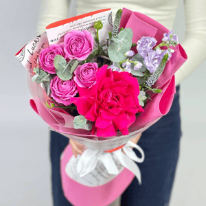 Букет «Малиновая тайна» из роз и маттиолы