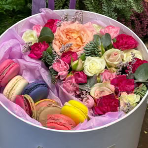 Подарочный набор «Сладкоежке» из гвоздик и роз