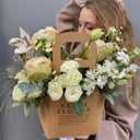 Композиция «Цветочная сумочка» из роз и гвоздик