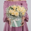 Шляпная коробка с цветами «Нюдовое настроение» из роз и гипсофил