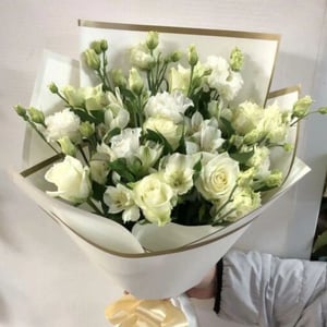 Букет из белой эустомы и белых роз