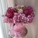 Шляпная коробка с цветами «Мэри» из гортензий и эустом