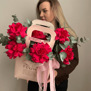 Коробка с цветами «Композиция из 9 французских роз»