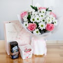 Подарочный набор «Воздушный поцелуй с конфетами и кофе» из роз и хризантем