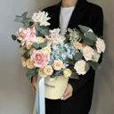 Шляпная коробка с цветами «Авторская коробка Нилла» из роз и гвоздик