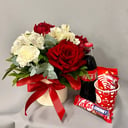 Шляпная коробка с цветами «Комбо набор коробка цветы и сладости» из альстромерий и гвоздик