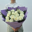 Букет с белыми розами и можжевельником