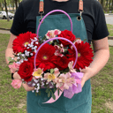 Коробка с цветами «Букет красная радость» из альстромерий и роз
