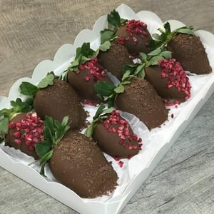 10 клубник в шоколаде