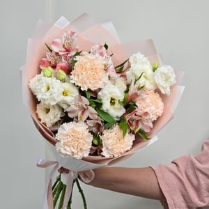 Нежный светлый букет из гвоздик и альстромерий