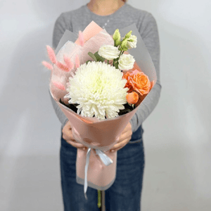 Букет «Оранжевые сны» из роз и эустом