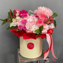 Шляпная коробка с цветами «Парижанка» из роз и хризантем