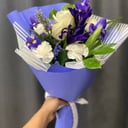 Букет из роз и ирисов