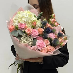 Букет «Нежность в деталях» из хризантем и гвоздик
