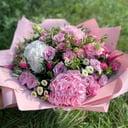 Композиция «Воздушный поцелуй» из альстромерий и эустом