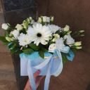 Коробка с цветами «Нежность облаков» из эустом и хризантем