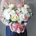 Букет в шляпной коробке "Жезель" из гвоздик и роз