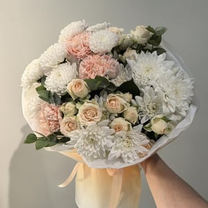 Букет из хризантем с розами и диантусом