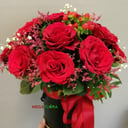 Шляпная коробка с цветами «Красная классика» из роз и гипсофил